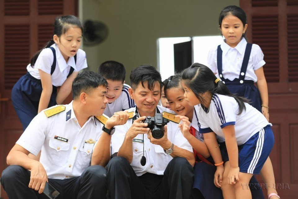 La relación militar-civil entre oficiales de la Región Naval 4 y estudiantes en la isla Sinh Ton. Foto: Thanh Dat - VNA
