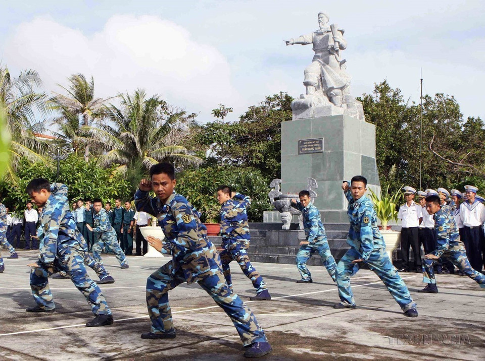 Los soldados de la isla Nam Yet practican artes marciales, mejoran su salud y están listos para cumplir sus misiones. Foto: Duong Giang - VNA