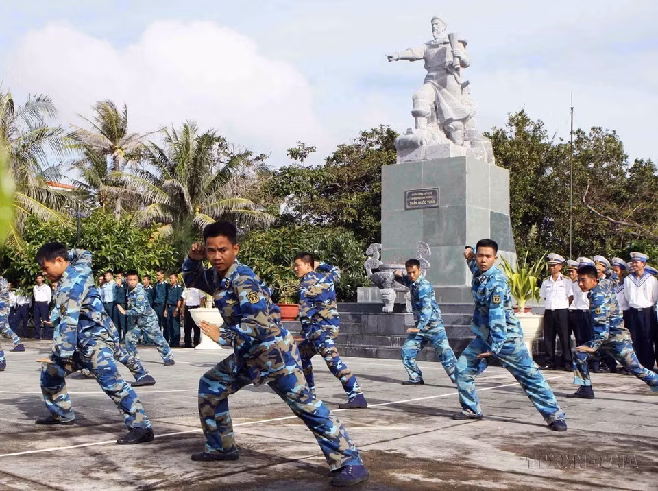 Los soldados de la isla Nam Yet practican artes marciales, mejoran su salud y están listos para cumplir sus misiones. Foto: Duong Giang - VNA