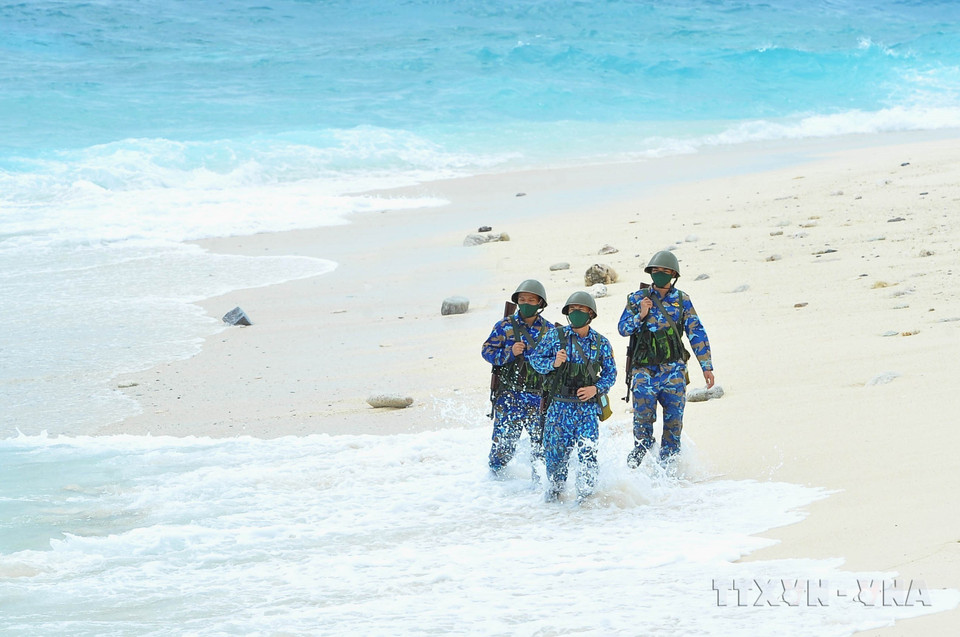 Los soldados de la marina patrullando la isla An Bang. Foto: Minh Duc - VNA