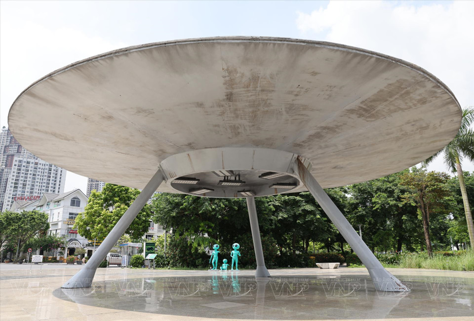 Modelo OVNI (objeto volador no identificado) único en la Plaza Alien. (Foto: Revista Vietnam)