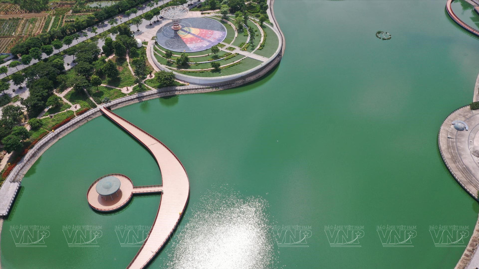 Tan interesantes los sistemas planetarios como el puente Luz de Luna que conecta la Plaza del Zodíaco con el jardín de estatuas de científicos. (Foto: Revista Vietnam)