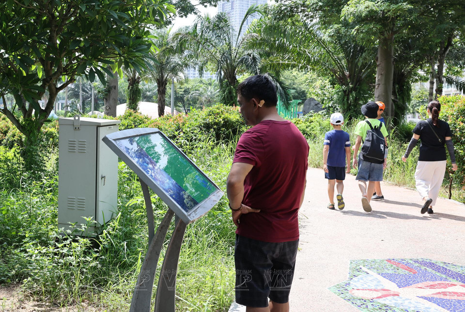 Los visitantes obtienen información sobre las áreas del Parque Astronómico. (Foto: Revista Vietnam)