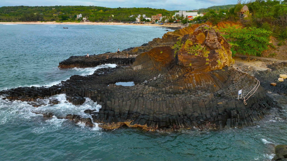 El área principal de Ghenh Da Dia tiene una superficie de aproximadamente dos mil 700 m², las columnas de basalto forman dos protuberancias en el mar. (Foto: VNA)