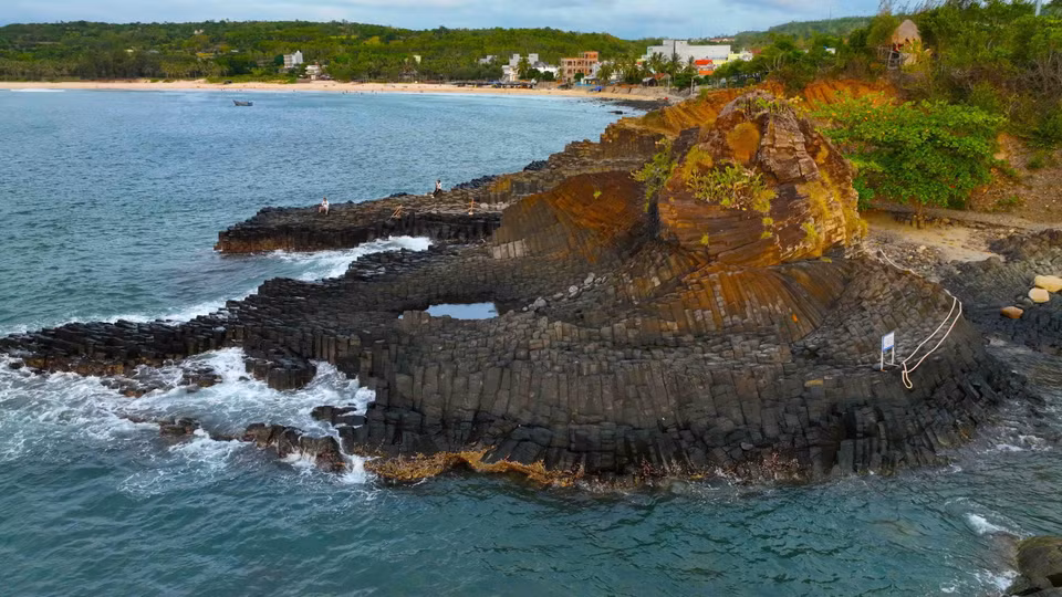 El área principal de Ghenh Da Dia tiene una superficie de aproximadamente dos mil 700 m², las columnas de basalto forman dos protuberancias en el mar. (Foto: VNA)