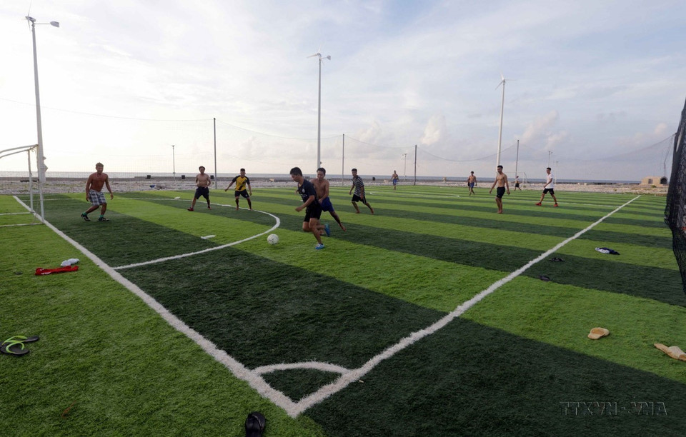 Los soldados de la isla Truong Sa mantienen regularmente actividades deportivas, hacen ejercicio y mejoran su vida espiritual. Foto: Tran Viet - VNA