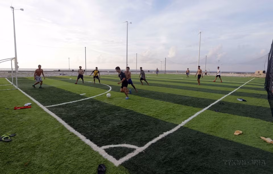 Los soldados de la isla Truong Sa mantienen regularmente actividades deportivas, hacen ejercicio y mejoran su vida espiritual. Foto: Tran Viet - VNA