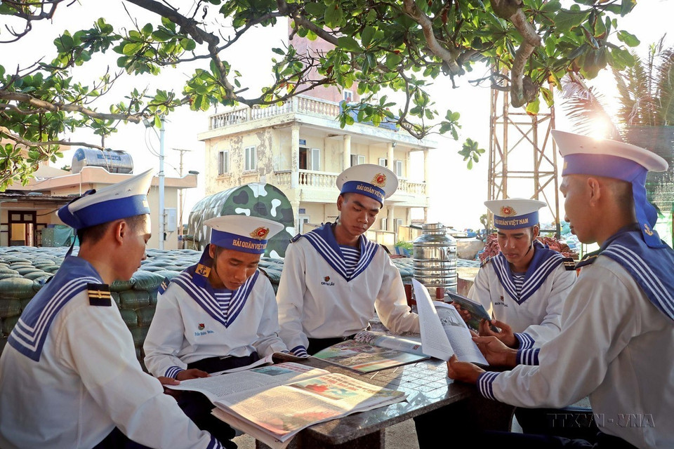 Los soldados de la isla An Bang actualizan la información en libros y periódicos después del estudio y entrenamiento. Foto: Huynh Anh – VNA