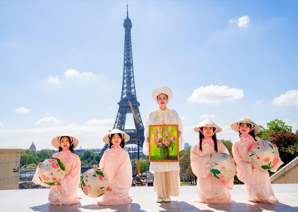 La colección de pinturas de lotos de la coleccionista Thuy Anh expuesta en Francia. (Fuente:VNA)