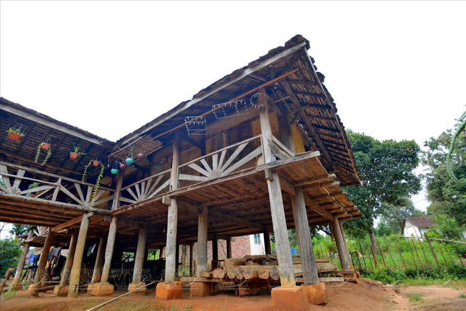 El palafito de la gente Ba Na a menudo se construye orientado al sur para mantenerlo caliente en inverno y fresco en verano. (Fuente:VNA)