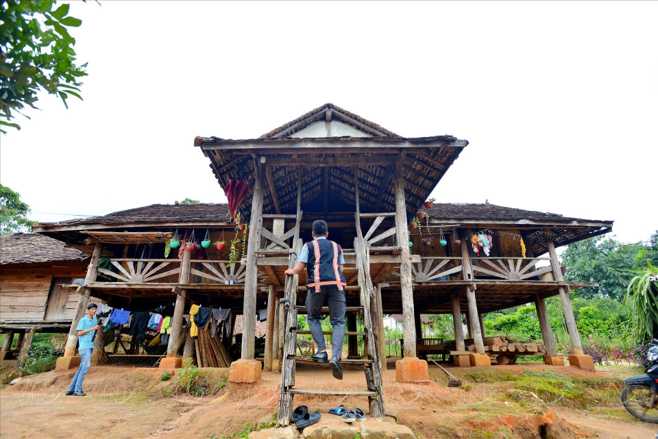 La casa sobre pilotes tradicional de la minoría étnica Ba Na en la aldea de Kon Jo Dri, comuna de Dak Ro Wa, ciudad de Kon Tum. (Fuente:VNA)