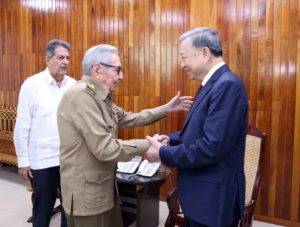 El secretario general del Partido Comunista de Vietnam y presidente del país, To Lam (en la derecha), se reunió con el líder de la Revolución Cubana, General de Ejército Raúl Castro Ruz. (Fuente:VNA)