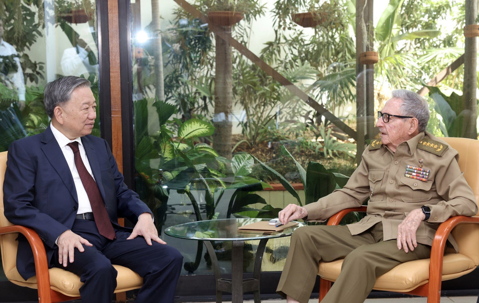 El secretario general del Partido Comunista de Vietnam y presidente del país, To Lam, se reunió con el líder de la Revolución Cubana, General de Ejército Raúl Castro Ruz. (Fuente:VNA)
