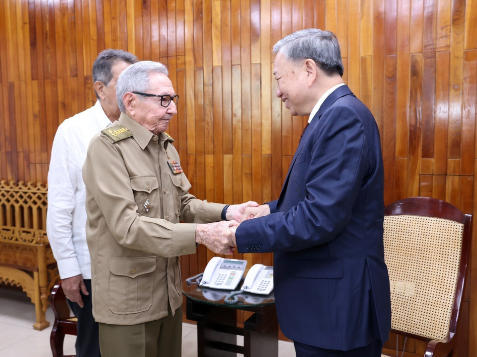 El secretario general del Partido Comunista de Vietnam y presidente del país, To Lam, se reunió con el líder de la Revolución Cubana, General de Ejército Raúl Castro Ruz. (Fuente:VNA)