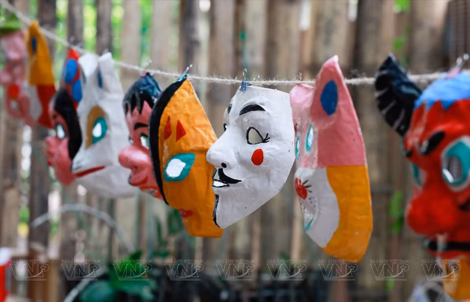 Máscaras tradicionales de papel maché expuestas en el sitio Bach Nghe. (Fuente:VNA)