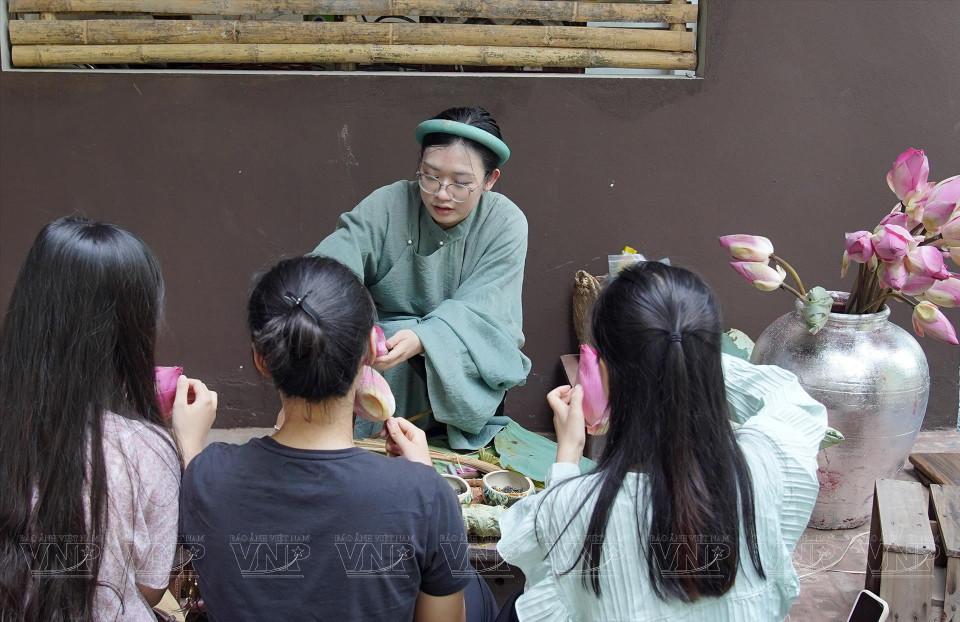 Disfrutan del té de loto de Hanoi en Bach Nghe. (Fuente:VNA)