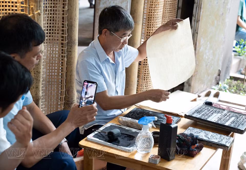 Visitantes observan cómo se elaboran los productos artesanales tradicionales. (Fuente:VNA)