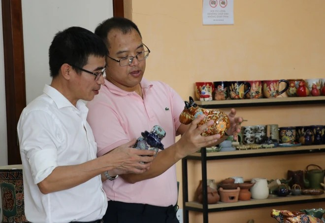 Amantes de la cerámica aprenden sobre productos de Bien Hoa. (Fuente:VNA)