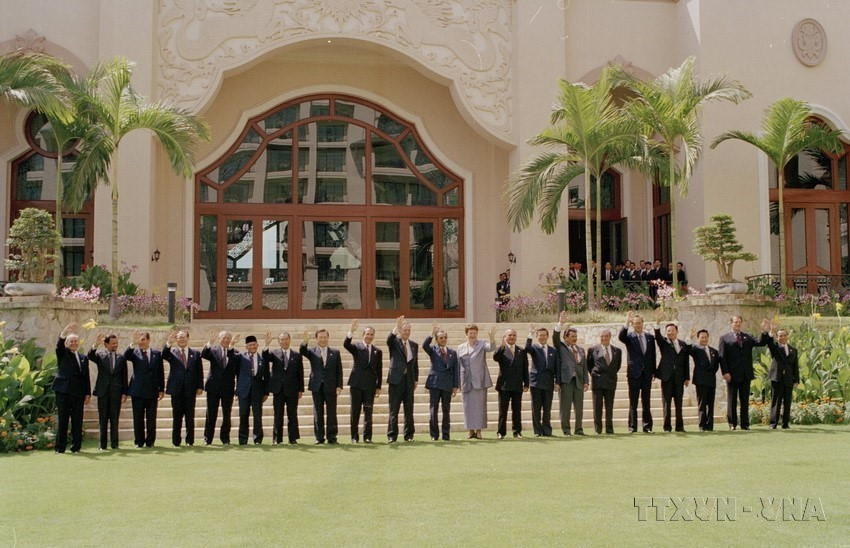 El primer ministro vietnamita, Phan Van Khai, y los jefes de delegaciones que asistieron a la VI Cumbre de APEC se tomaron una fotografía grupal en el Palacio de los Caballos de Oro en Kuala Lumpur, Malasia, en 1998. (Fuente: VNA)