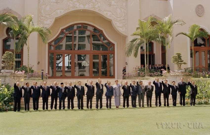 El primer ministro vietnamita, Phan Van Khai, y los jefes de delegaciones que asistieron a la VI Cumbre de APEC se tomaron una fotografía grupal en el Palacio de los Caballos de Oro en Kuala Lumpur, Malasia, en 1998. (Fuente: VNA)