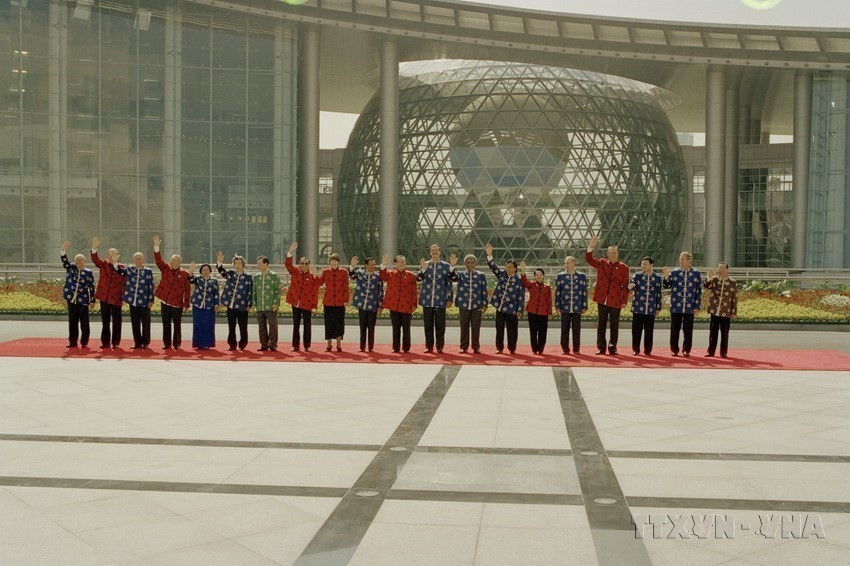 El primer ministro vietnamita, Phan Van Khai, y otros líderes de países miembros del APEC asistieron a la IX Cumbre de este foro realizada en Shanghái, China, en 2001. (Fuente: VNA)