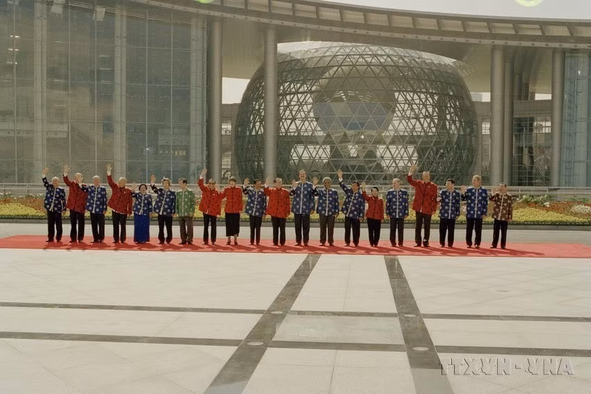 El primer ministro vietnamita, Phan Van Khai, y otros líderes de países miembros del APEC asistieron a la IX Cumbre de este foro realizada en Shanghái, China, en 2001. (Fuente: VNA)