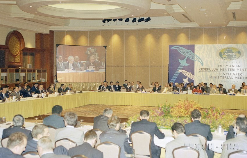 Vietnam, Rusia y Perú ingresaron al APEC en la X Conferencia ministerial en Kuala Lumpur, Malasia, en 1998, elevando el número total de miembros de este mecanismo a 21. (Fuente: VNA)