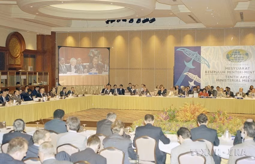 Vietnam, Rusia y Perú ingresaron al APEC en la X Conferencia ministerial en Kuala Lumpur, Malasia, en 1998, elevando el número total de miembros de este mecanismo a 21. (Fuente: VNA)