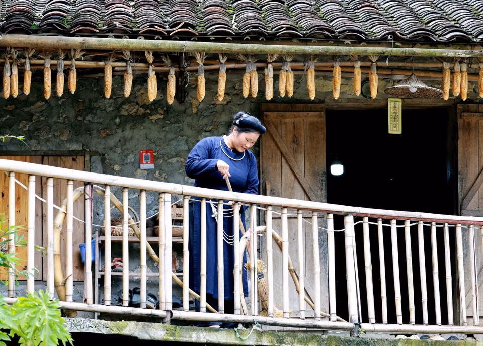 La habitante Mac Thi Khon se prepara para recibir a los huéspedes en la casa tradicional de su familia, renovada como alojamiento familiar, en el antiguo pueblo de piedra de Khuoi Ky, Trung Khanh. (Fuente:VNA)