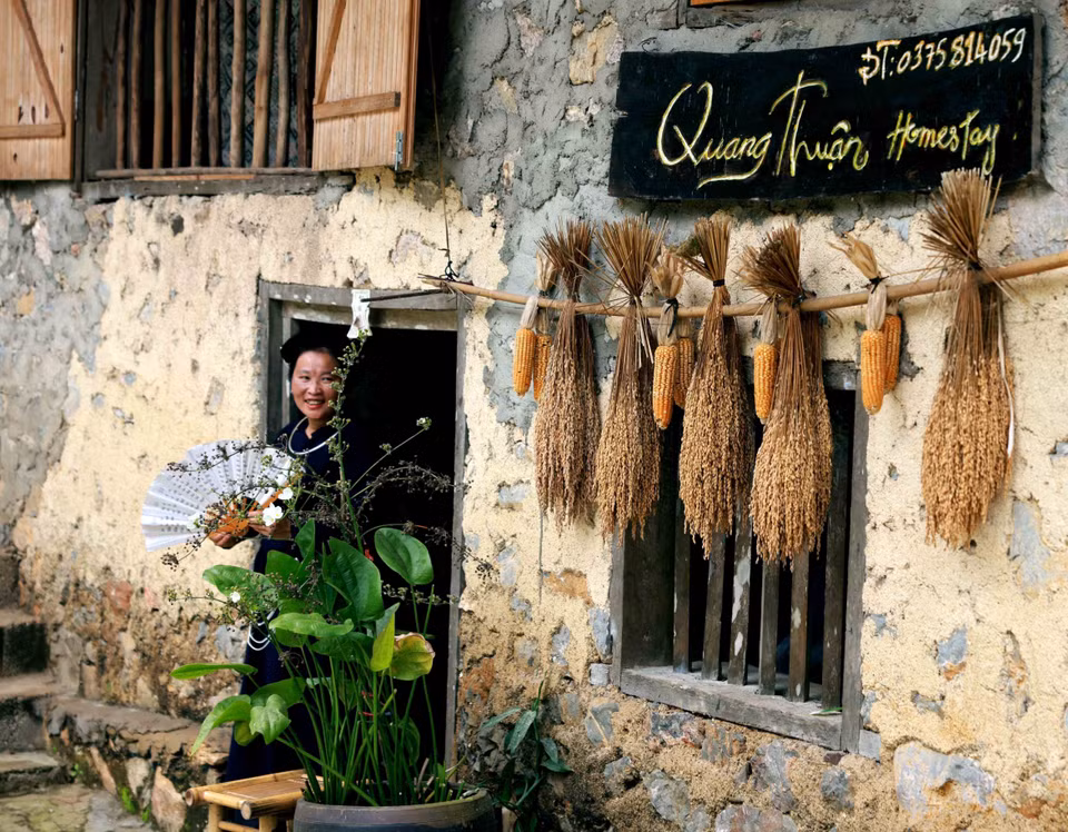 Actualmente, en la aldea de piedra de Khuoi Ky, se encuentran 17 hogares que se dedican directamente al negocio de alojamiento en casas de familia. Las personas están muy entusiasmadas de participar en actividades como artes escénicas, cocina y llevar a los viajeros a experimentar las tareas laborales y productivas con habitantes locales. (Fuente:VNA)