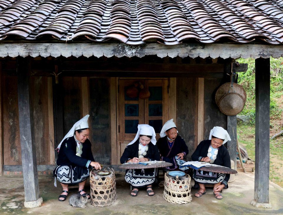 Desde 2020 hasta la fecha, un total de 7 entre 35 hogares en la aldea de Hoai Khao han brindado servicios de alojamiento en casas de familia para atender a los turistas. (Fuente:VNA)