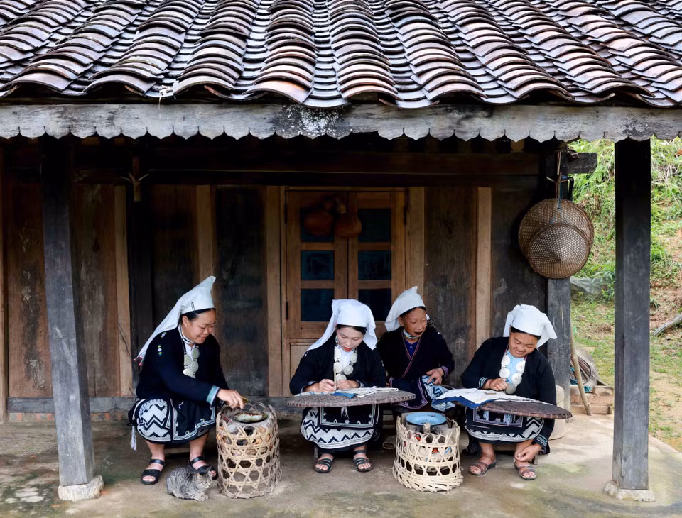 Desde 2020 hasta la fecha, un total de 7 entre 35 hogares en la aldea de Hoai Khao han brindado servicios de alojamiento en casas de familia para atender a los turistas. (Fuente:VNA)