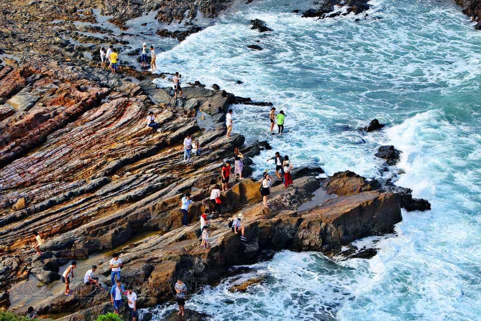 Turistas exploran la formación rocosa llamada Mong Rong (Garra de dragón) en la isla de Co To. (Fuente:VNA)