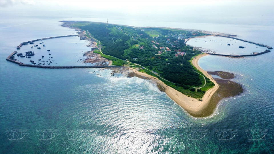 Vista panorámica de la isla de Bach Long Vi (cola de dragón blanco), con dos esclusas para refugios de los barcos contra las tormentas, la obra se está completando con urgencia. (Fuente:VNA)