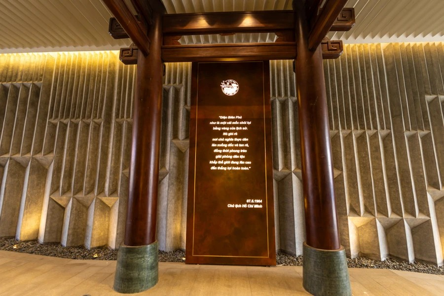El espacio de adoración en el Templo es como un puente sagrado entre la vida actual de las personas y los reinos sagrados del cielo y la tierra, un puente invisible que conecta y armoniza el yin y el yang. Foto: Vietnam+