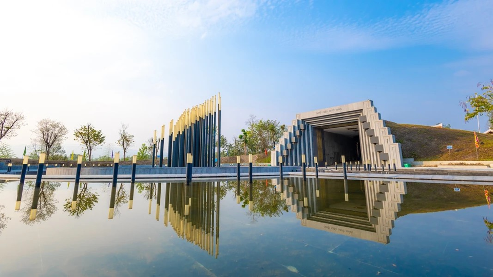 Ubicado en la colina F, barrio de Muong Thanh, ciudad de Dien Bien Phu, la construcción del Templo de los Mártires en el campo de batalla de Dien Bien Phu se inició el 13 de marzo de 2021. Foto: Vietnam+
