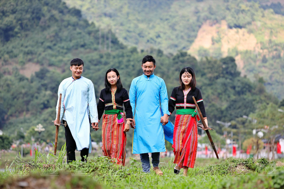 Los jóvenes Cong se visten con trajes tradicionales para ir a festivales. (Foto: Revista Vietnam)