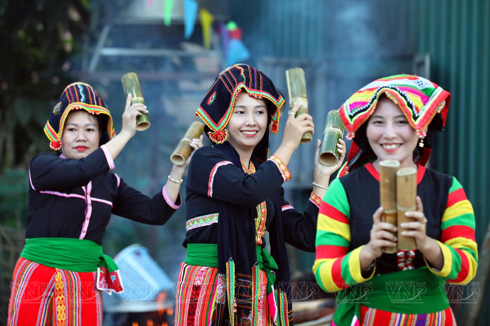 Trajes tradicionales de mujeres de la etnia Cong con colores vistosos y llamativos. (Foto: Revista Vietnam)