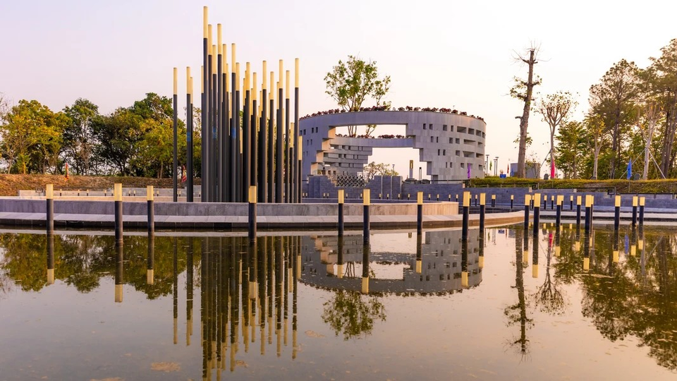 El espacio conmemorativo incluye un patio y un lago conmemorativo formado por círculos concéntricos, destinados a crear concentración y calma antes de llegar al espacio espiritual. Foto: Vietnam+
