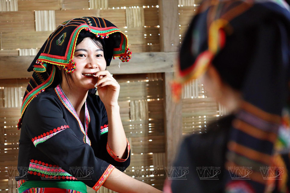 La belleza de las niñas de la etnia Cong con trajes tradicionales. (Foto: Revista Vietnam)
