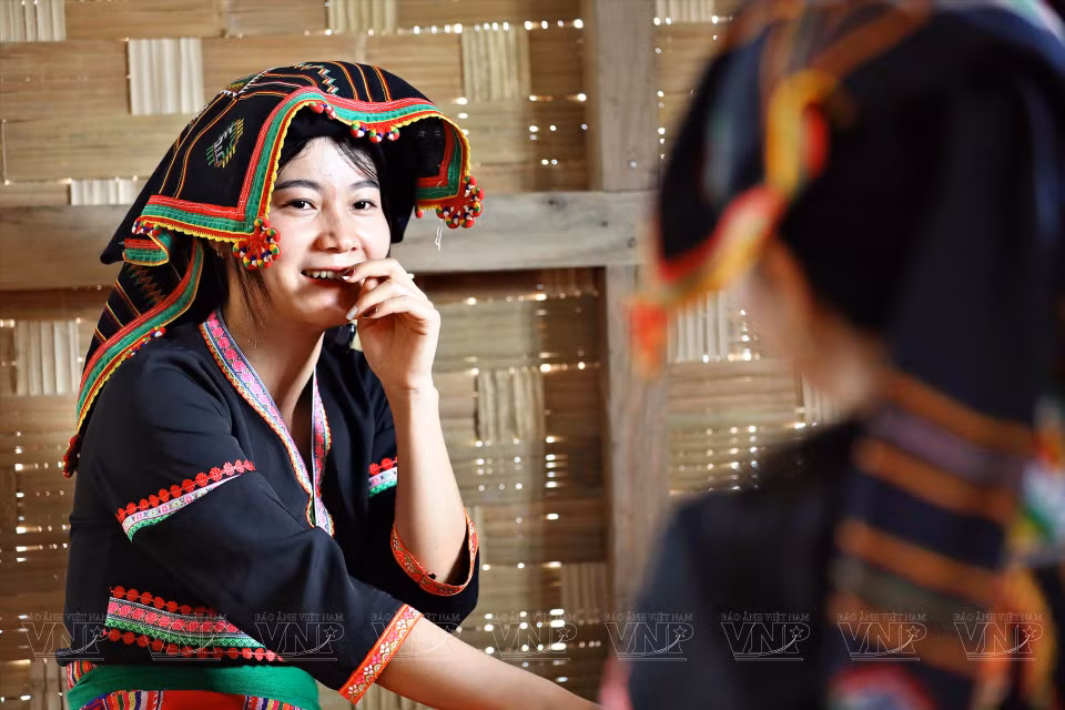 La belleza de las niñas de la etnia Cong con trajes tradicionales. (Foto: Revista Vietnam)