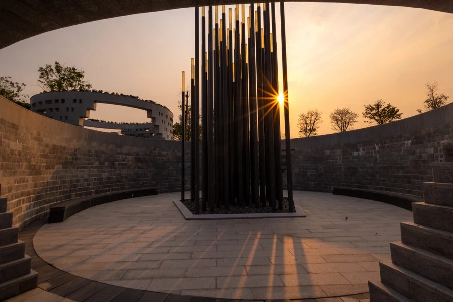 El lago conmemorativo semicircular simboliza la pupila del ojo del soldado cuando cae. Las 56 lámparas colocadas en el medio representan los 56 días y noches de feroz combate de la campaña de Dien Bien Phu. Foto: Vietnam+
