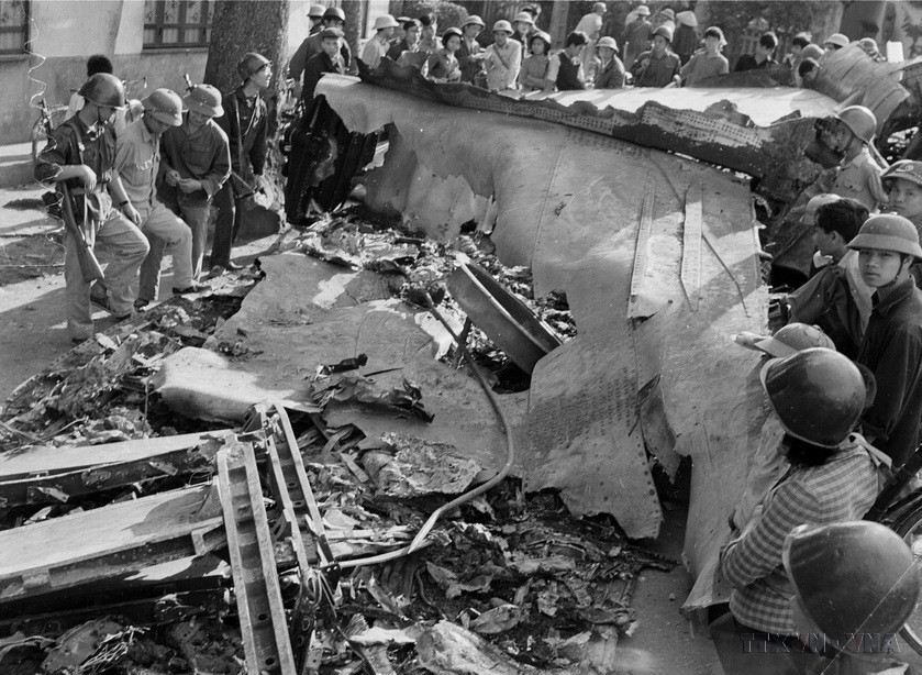 Restos de un bombardero B-52 derribado por un misil del Batallón 72, División 361 en la calle capitalina de Hoang Hoa Tham en la noche del 27 de diciembre de 1972. (Fuente: VNA)