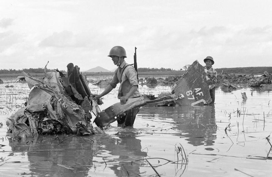 Restos de un avión estadounidense derribado en los suburbios de Hanoi en diciembre de 1972. (Fuente: VNA)