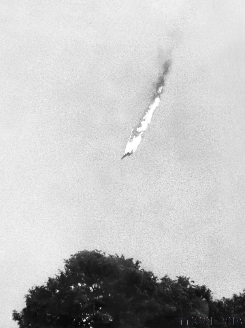 Uno de los cinco aviones estadounidenses fue derribado por militares y civiles de Hanoi el 27 de junio de 1972. Esta fue la aeronave estadounidense número tres mil 700 derribada en el Norte. (Fuente: VNA)