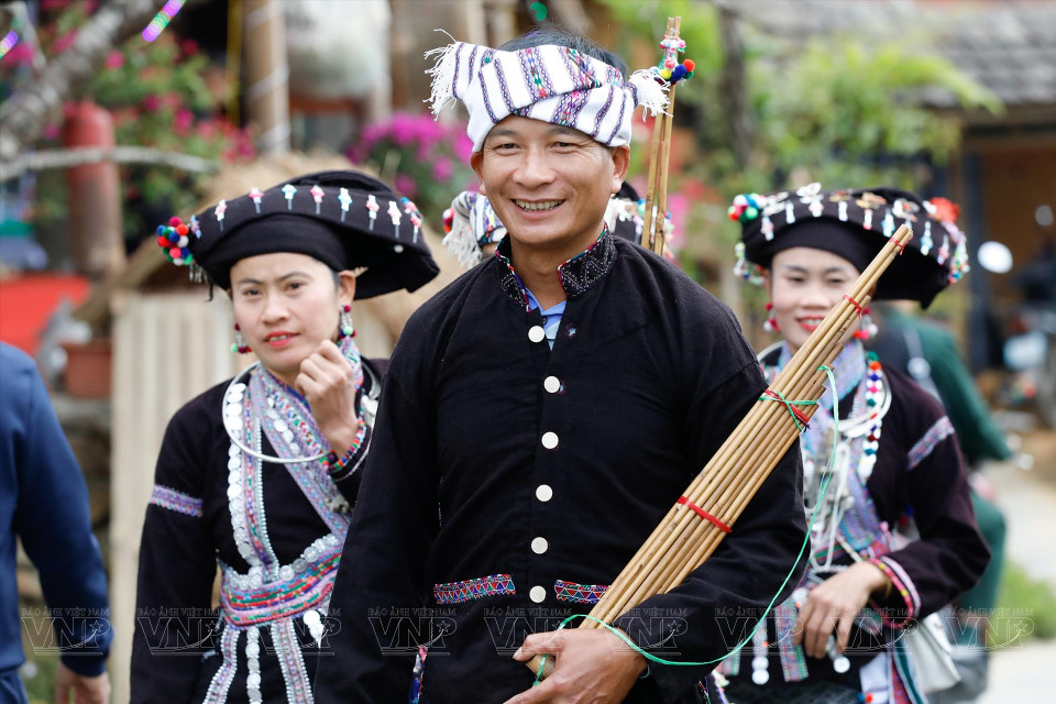 Los hombres de la etnia Lao suelen llevar un pañuelo tradicional adornado con intrincados patrones bordados a mano. (Foto: Revista Vietnam)
