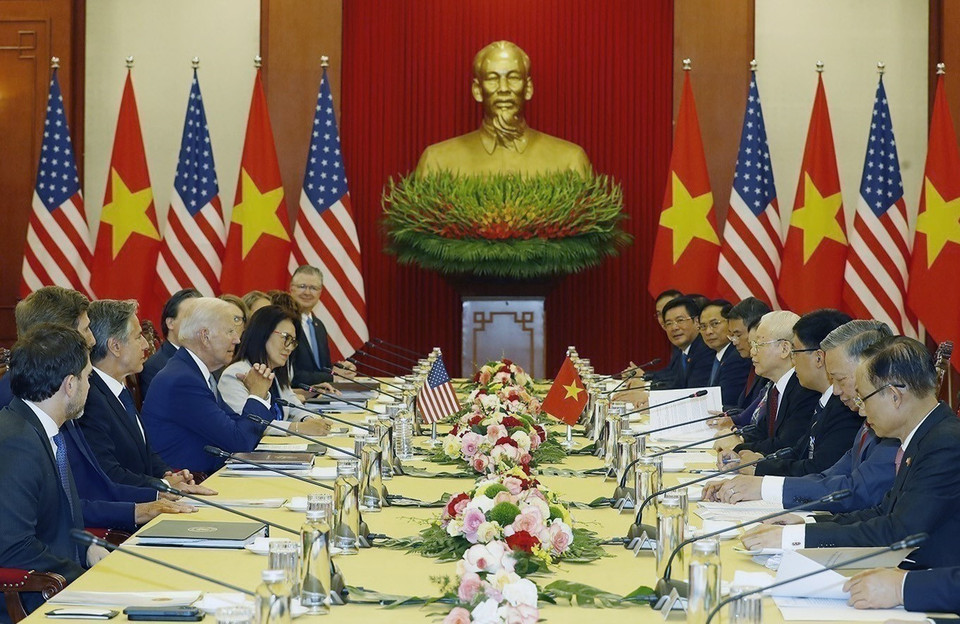 Las conversaciones entre el secretario general del PCV, Nguyen Phu Trong y el presidente estadounidense, Joe Biden, tuvieron lugar el 10 de septiembre de 2023 en Hanoi y alcanzaron resultados positivos, demostrados mediante la adopción de una Declaración Conjunta sobre la elevación de los lazos a nivel de asociación estratégica integral para la paz, la cooperación y el desarrollo sostenible. Foto: Tri Dung - VNA