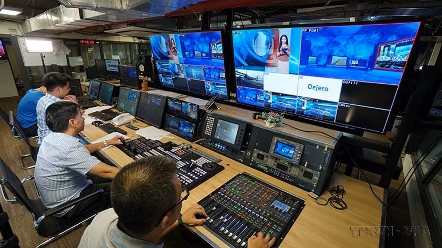 Un equipo técnico en el estudio del Centro de Televisión de la VNA. Foto: VNA
