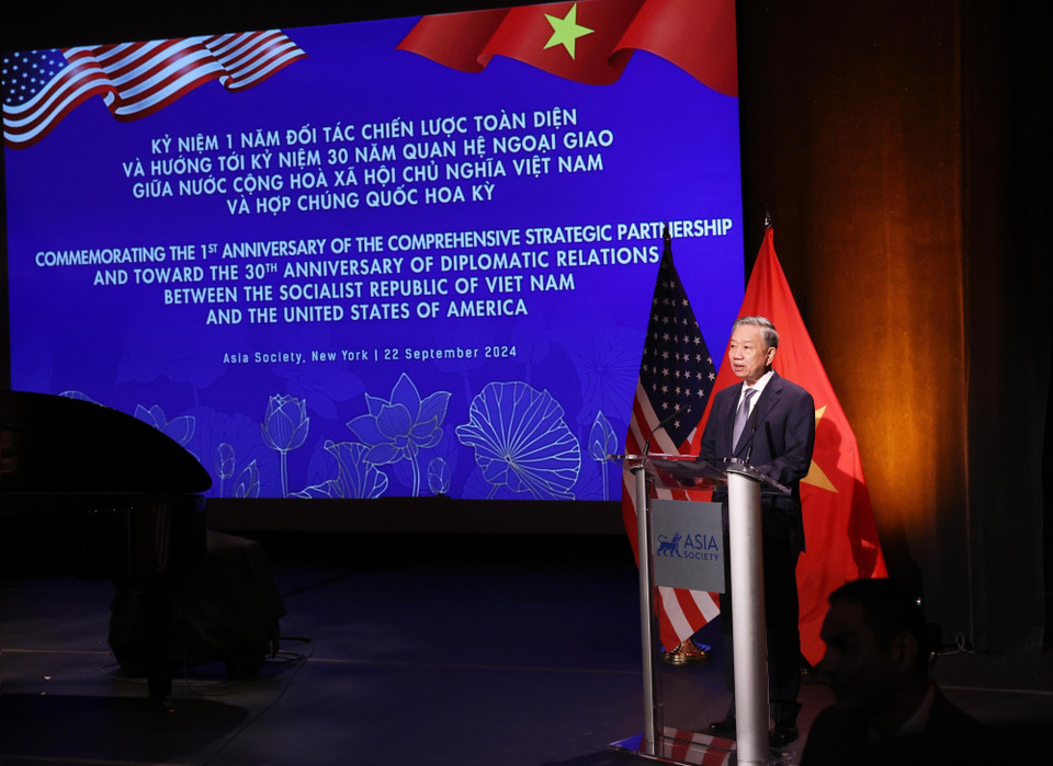 El secretario general del PCV y presidente del país, To Lam, habló en la ceremonia conmemorativa de un año del estalecimiento de asociación estratégica intengral. Foto: Lam Khanh - VNA