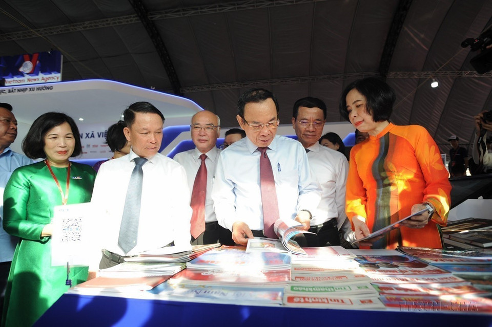 El secretario del Comité partidista de Ho Chi Minh, Nguyen Van Nen, y los delegados visitan el stand de exposición de la VNA en la Conferencia Nacional de Periódicos (15 de marzo de 2024). Foto: Thu Huong - VNA